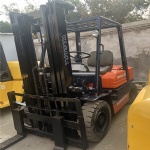 TOYOTA 2.5 TONS FORKLIFT